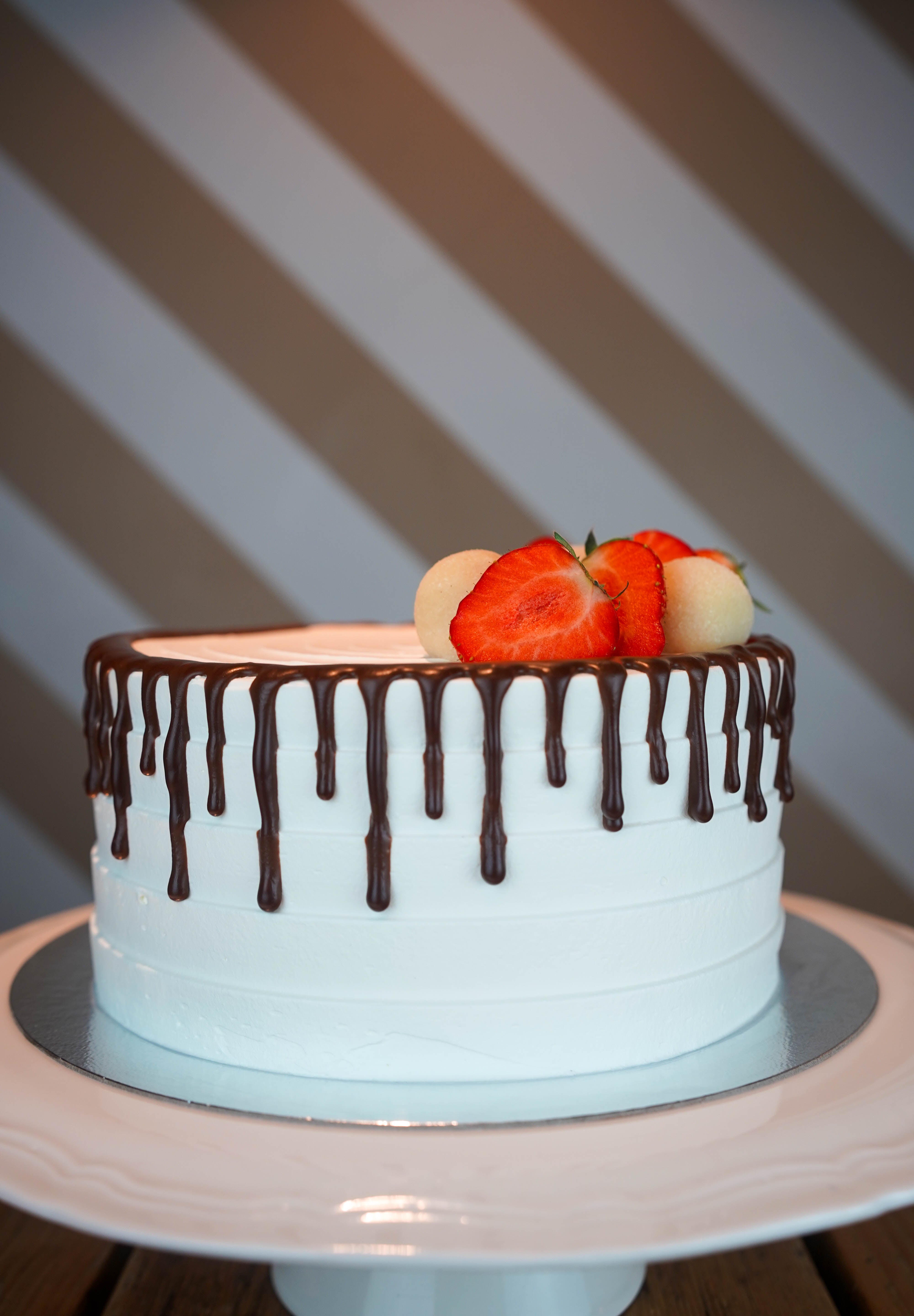 Milk Powder Cake with Strawberry and Nutella